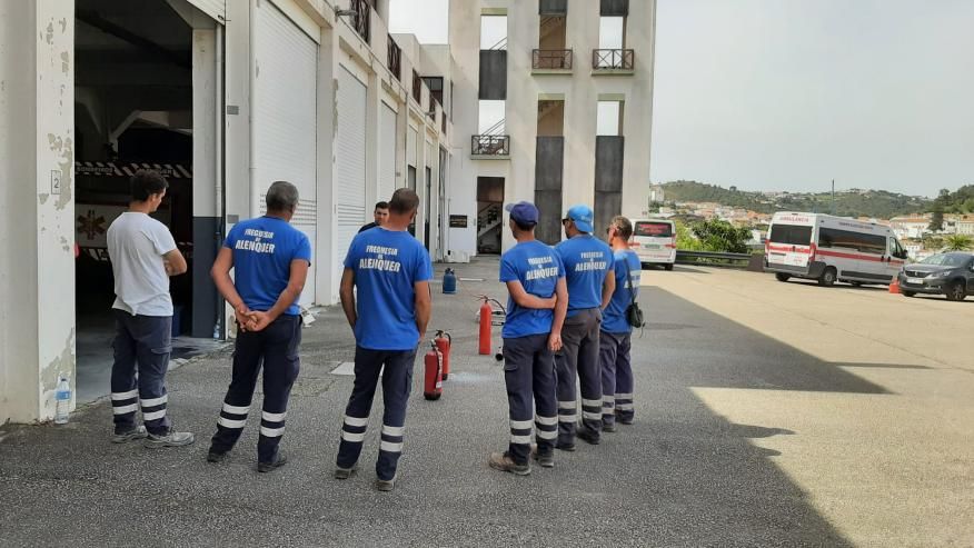 Formação de utilização de extintores ministrada aos funcionários da Freguesia